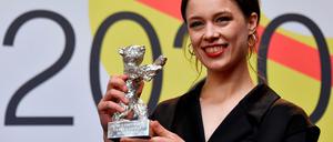 Paula Beer gewinnt für ihre Rolle in "Undine" den Silbernen Bären.