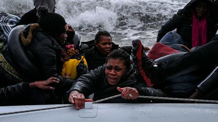 Eine Gruppe Geflüchteter kommt mit dem Schlauchboot auf Lesbos an.