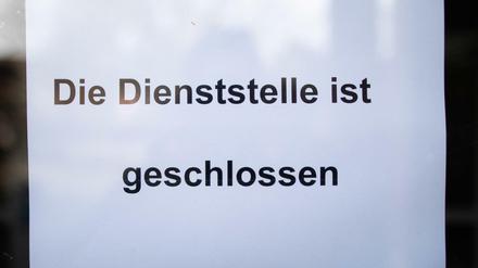 Zettel im Gebäude der Knappschaft Bergheim