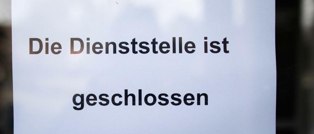 Zettel im Gebäude der Knappschaft Bergheim