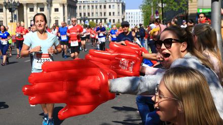 Teilnehmer vom Berliner Halbmarathon 2019 am Gendarmenmarkt in Berlin-Mitte.