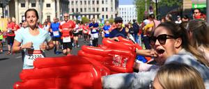 Teilnehmer vom Berliner Halbmarathon 2019 am Gendarmenmarkt in Berlin-Mitte.