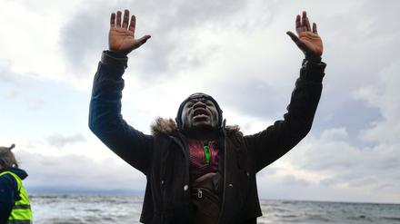 Ein Migrant am Strand von Lesbos. 