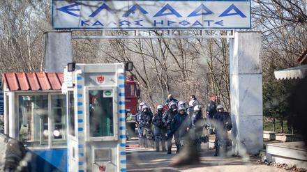 Polizisten stehen am bereits geschlossenen türkisch-griechischen Grenzübergang. Dort sind tausende weitere Flüchtlinge mit dem Ziel EU eingetroffen.
