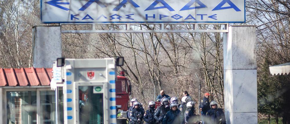 Polizisten stehen am bereits geschlossenen türkisch-griechischen Grenzübergang. Dort sind tausende weitere Flüchtlinge mit dem Ziel EU eingetroffen.