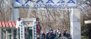 Polizisten stehen am bereits geschlossenen türkisch-griechischen Grenzübergang. Dort sind tausende weitere Flüchtlinge mit dem Ziel EU eingetroffen.