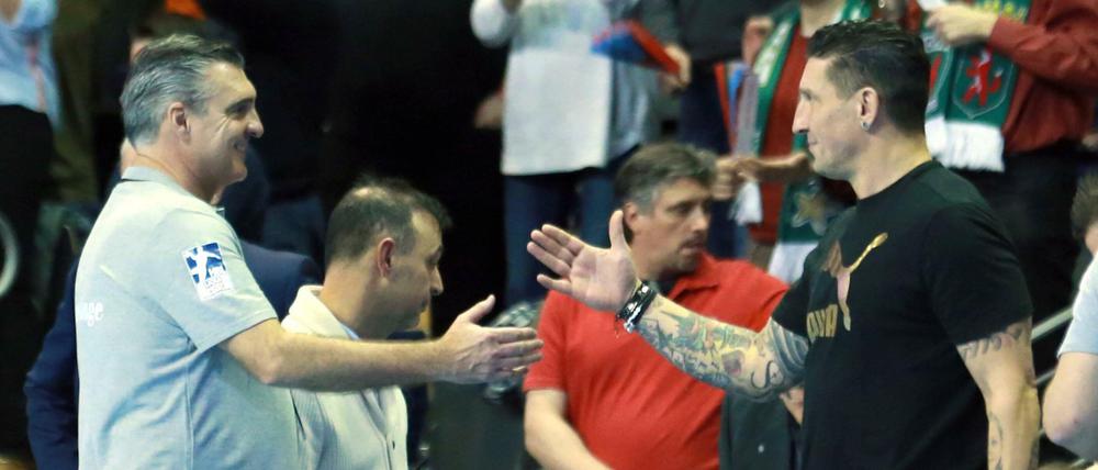 Willkommen im Klub. Füchse-Sportvorstand Stefan Kretzschmar begrüßt Interimstrainer Michael Roth. 