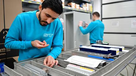  Der Syrer Said Charef arbeitet in der ST Gebäudetechnik GmbH an der Verkabelung eines Elektroschrankes. 