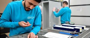  Der Syrer Said Charef arbeitet in der ST Gebäudetechnik GmbH an der Verkabelung eines Elektroschrankes. 