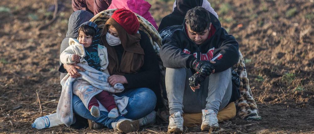 Hoffen auf Europas Hilfe: Die Flüchtlinge warten auf der türkischen Seite der Grenze zu Griechenland.