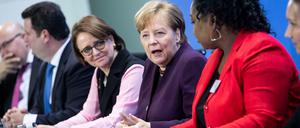Gipfeltreffen: Die Kanzlerin im Gespräch mit Sylvie Nantcha, der Bundesvorsitzenden des African Network of Germany. Rechts von ihr Integrationsstaatsministerin Annette Widmann-Mauz und die Minister Hubertus Heil (Arbeit und Soziales) und Peter Altmaier (Wirtschaft).