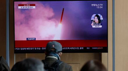In Südkorea verfolgen Menschen eine Nachrichtensendung über Waffentests des Nachbarlandes Nordkorea.