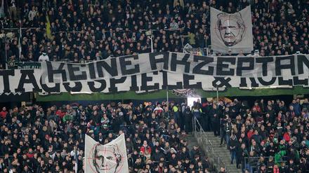 Gewohnt übles Bild in deutschen Fußballstadien: Dietmar Hopp im Fadenkreuz.