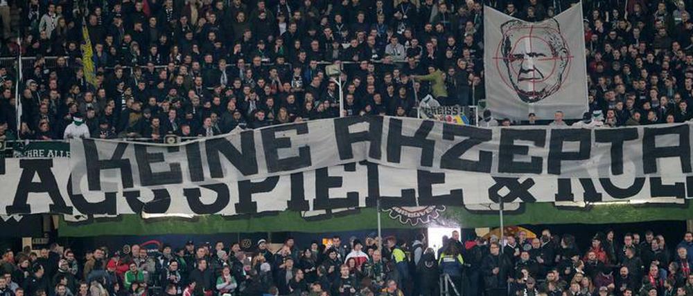 Gewohnt übles Bild in deutschen Fußballstadien: Dietmar Hopp im Fadenkreuz.