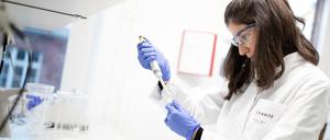 Eine Wissenschaftlerin der Charité bereitet einen Test für das Coronavirus vor.