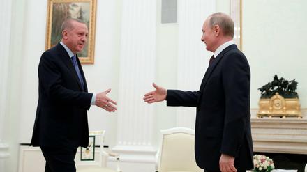 Der türkische Präsident Erdogan und sein russischer Amtskollege Putin geben sich in Moskau die Hände.