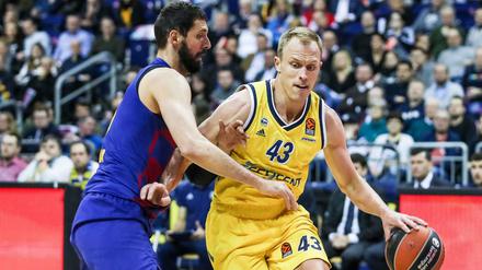 Europäische Extraklasse: Luke Sikma (rechts) schafft es einige Male sich gegen den NBA-erfahrenden Nikola Mirotic durchzusetzen. 