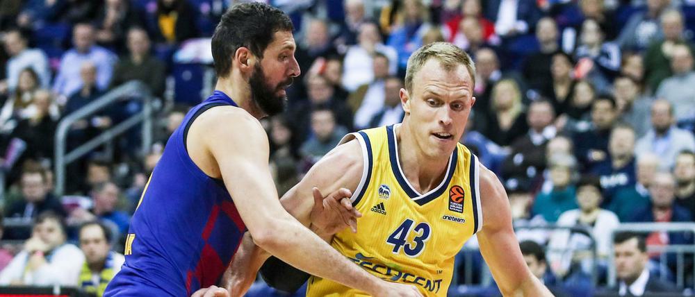 Europäische Extraklasse: Luke Sikma (rechts) schafft es einige Male sich gegen den NBA-erfahrenden Nikola Mirotic durchzusetzen.