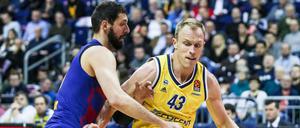 Europäische Extraklasse: Luke Sikma (rechts) schafft es einige Male sich gegen den NBA-erfahrenden Nikola Mirotic durchzusetzen.