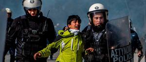 Nach der Grenzöffnung ist es zu Zusammenstößen zwischen Polizisten und Migranten gekommen.