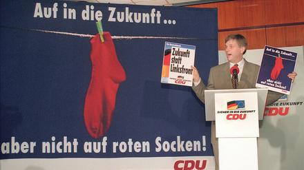 Sockenkampagne. Der ehemalige CDU-Generalsekretär Peter Hintze machte 1994 einen klassischen Lagerwahlkampf. 