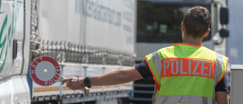 Kriminelle Schleuser transportieren Menschen häufig in LKW - weshalb es, wie hier in Bayern, zunehmend Grenzkontrollen gibt. 