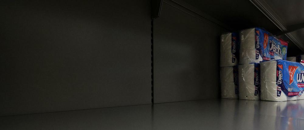 Nordrhein-Westfalen, Siegen: In einem Regal eines Supermarktes stehen noch ein paar Rollen Toilettenpapier.