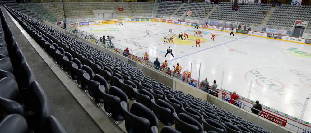 Die Leere vor der kompletten Leere. Leere Ränge in Biel beim Spiel Biel gegen Zürich. Inzwischen aber ruht der Spielbetrieb in der Schweiz. 