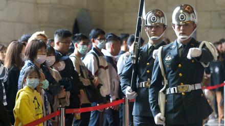 Besucher der Chiang Kai-shek-Gedenkhalle in Taipei, Taiwan.