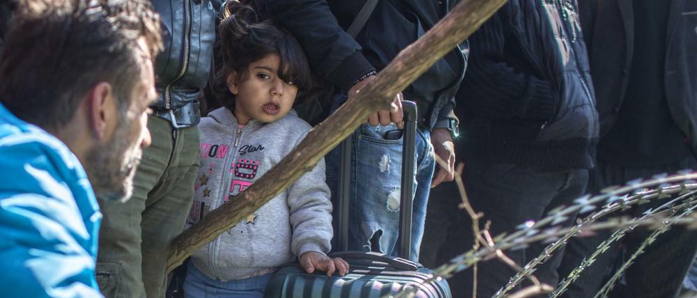 An dem türkisch-griechischen Grenzübergang sind tausende weitere Flüchtlinge mit dem Ziel EU eingetroffen.