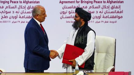 Taliban-Führer Mullah Abdul Ghani Baradar (r.), und der US-Sonderbeauftragte Zalmay Khalilzad nach Vertragsunterzeichnung.