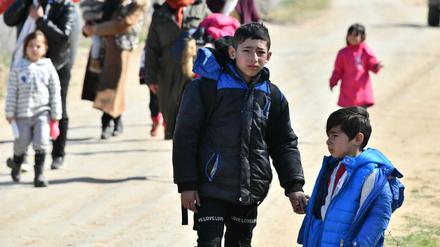 Migranten halten sich an der griechisch-türkischen Grenze auf. 