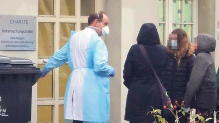 Am Seiteneingang. Der Empfang der zentralen Coronavirus-Verdachtsstelle auf dem Gelände des Virchow-Klinikums in Berlin-Wedding, hier sollen sich Patienten mit Covid-19-Symptomen melden.