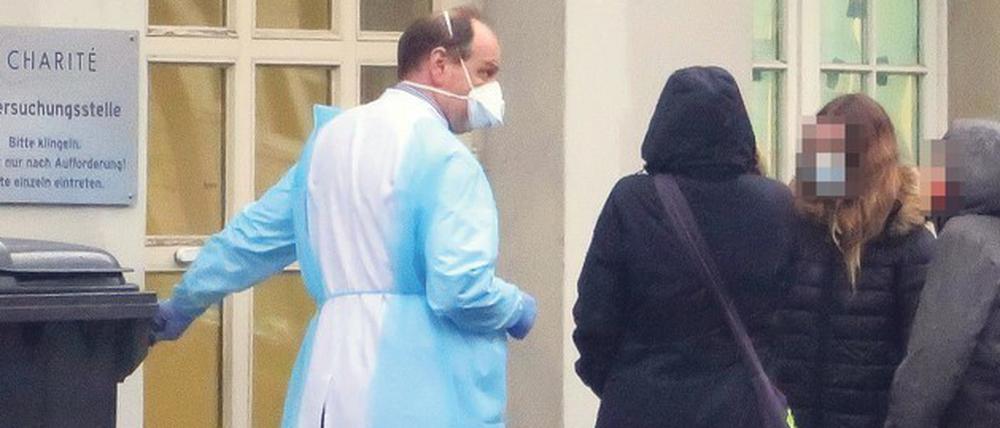 Am Seiteneingang. Der Empfang der zentralen Coronavirus-Verdachtsstelle auf dem Gelände des Virchow-Klinikums in Berlin-Wedding, hier sollen sich Patienten mit Covid-19-Symptomen melden.