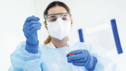 Verdachtsfall. Für den Test auf das Coronavirus reicht in der Regel eine Speichelprobe, die mit einem Tupfer im Mundraum entnommen wird. 
