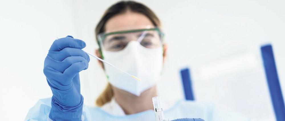 Verdachtsfall. Für den Test auf das Coronavirus reicht in der Regel eine Speichelprobe, die mit einem Tupfer im Mundraum entnommen wird.