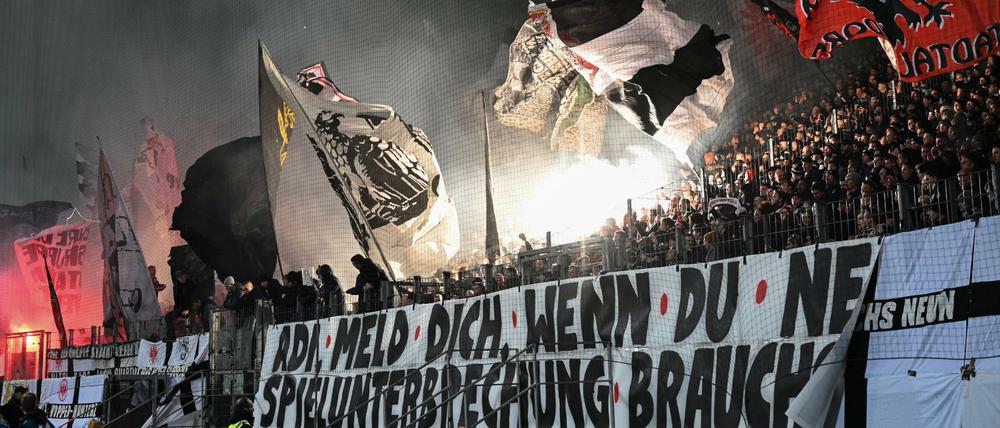 Auch beim Pokalspiel in Frankfurt gab es Kritik am DFB.