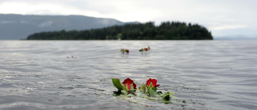 Der Anschlag auf der Insel Utøya in Norwegen, hier wenige Tage danach, löst ein Trauma bei der Protagonistin aus.