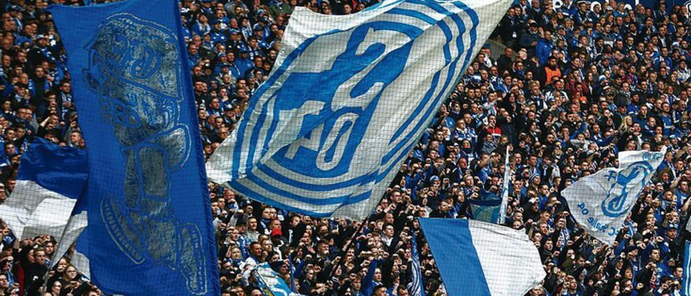 Sie mögen keine Milliardäre und auch nicht den DFB. Schalker Fans kritisierten am Sonnabend nicht nur Hoffenheims Mäzen Hopp, sondern auch ihren Vorsitzenden des Aufsichtsrates, Clemens Tönnies.