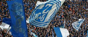 Sie mögen keine Milliardäre und auch nicht den DFB. Schalker Fans kritisierten am Sonnabend nicht nur Hoffenheims Mäzen Hopp, sondern auch ihren Vorsitzenden des Aufsichtsrates, Clemens Tönnies. 