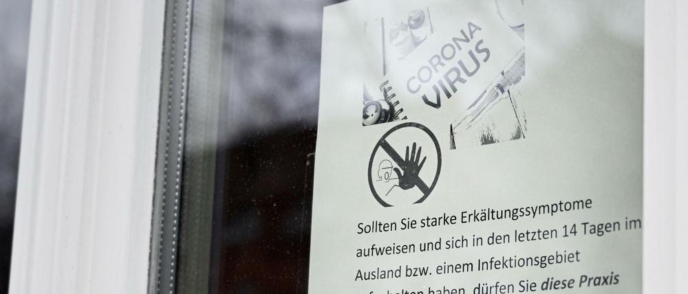 Corona-Patienten dürfen zum Schutz anderer Patienten die Arztpraxen nicht betreten. 