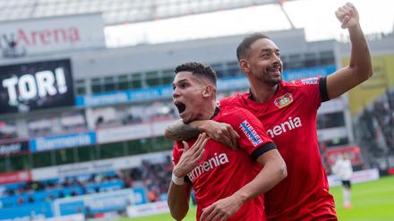 Gute Laune: Paulinho (links) und Karim Bellarabi trafen beide für Bayer Leverkusen gegen Eintracht Frankfurt.