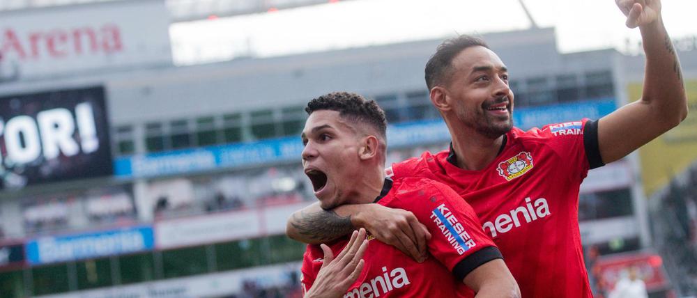 Gute Laune: Paulinho (links) und Karim Bellarabi trafen beide für Bayer Leverkusen gegen Eintracht Frankfurt.