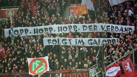 Fans im Viertelfinale des DFB-Pokals, Bayer Leverkusen gegen 1. FC Union Berlin.