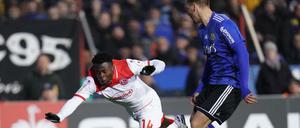 Gestrauchelt: Kelvin Ofori (links) und die Düsseldorfer erlebten einen schweren Abend bei den Saarbrückern und Christopher Schorch.