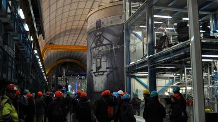Es braucht eine riesige Falle, um winzige Teilchen dunkler Materie einzufangen. Das "Xenon 1T-Experiment", bei dem sich Wimp-Teilchen in einem Tank mit 3,5 Tonnen Xenon per Lichtblitz zu erkennen geben sollen, wurde 2015 im Gran-Sasso-Tunnel eingeweiht.