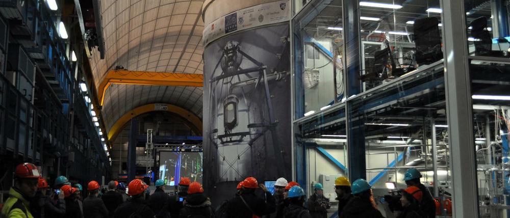 Es braucht eine riesige Falle, um winzige Teilchen dunkler Materie einzufangen. Das "Xenon 1T-Experiment", bei dem sich Wimp-Teilchen in einem Tank mit 3,5 Tonnen Xenon per Lichtblitz zu erkennen geben sollen, wurde 2015 im Gran-Sasso-Tunnel eingeweiht.