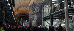 Es braucht eine riesige Falle, um winzige Teilchen dunkler Materie einzufangen. Das "Xenon 1T-Experiment", bei dem sich Wimp-Teilchen in einem Tank mit 3,5 Tonnen Xenon per Lichtblitz zu erkennen geben sollen, wurde 2015 im Gran-Sasso-Tunnel eingeweiht.