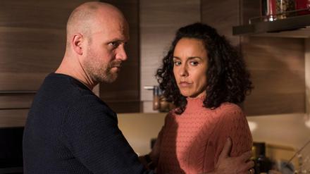 Neyla (Dunja Dogmani) ist misstrauisch: Läuft da etwa etwas zwischen Klaus (Moritz A. Sachs) und Nina? 