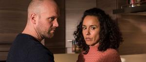 Neyla (Dunja Dogmani) ist misstrauisch: Läuft da etwa etwas zwischen Klaus (Moritz A. Sachs) und Nina? 